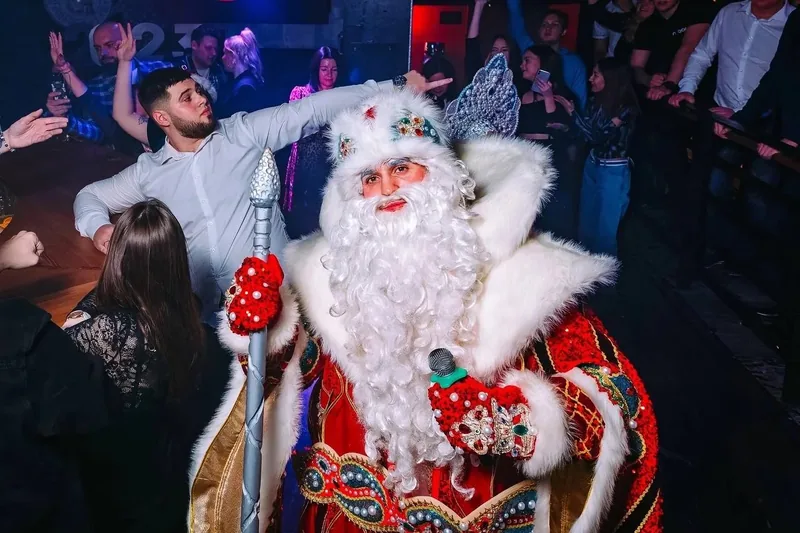 Дед Мороз с микрофоном в клубе