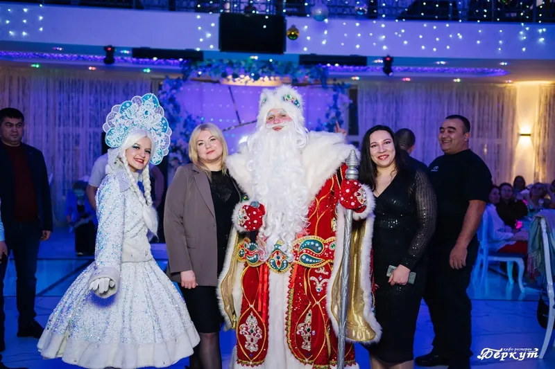 Дед Мороз и Снегурочка с гостями